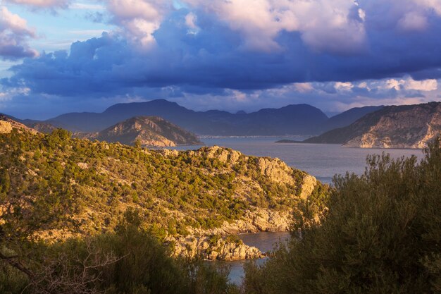 Prachtige Zeekust bij zonsondergang in Turkije