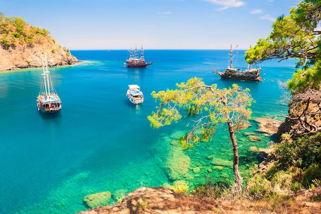 Prachtige zeekust "Paradise bay" in de buurt van Kemer, Turkije. Zomer landschap. Beroemde reisbestemming