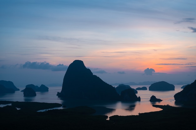 Prachtige zonsondergang aan de horizon met uitzicht op de kust en de bergen