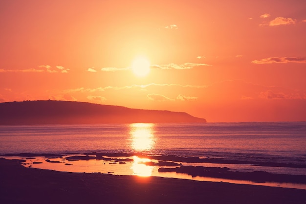 Prachtige zonsondergang aan de kust van Cyprus