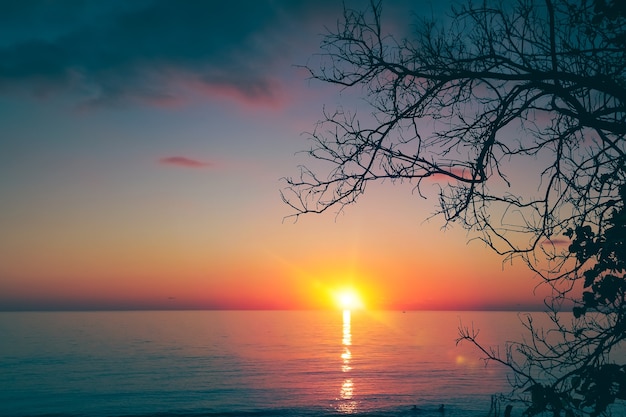 Prachtige zonsondergang aan de zeekust, rust in warme landen