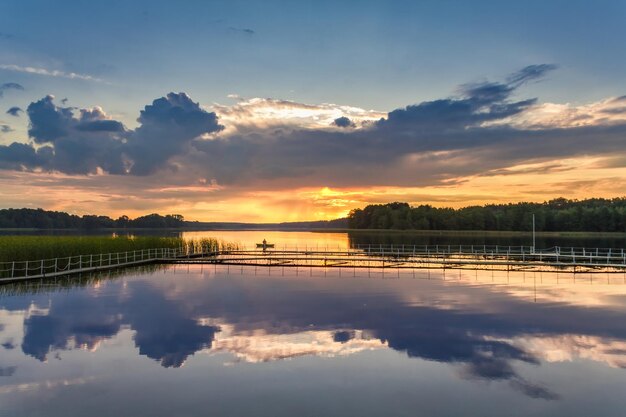 Prachtige zonsondergang aan het meer in de zomer Polen