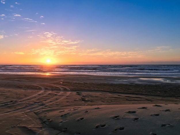 Prachtige zonsondergang aan het strand