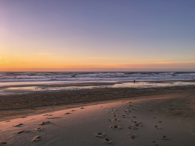 Prachtige zonsondergang aan het strand