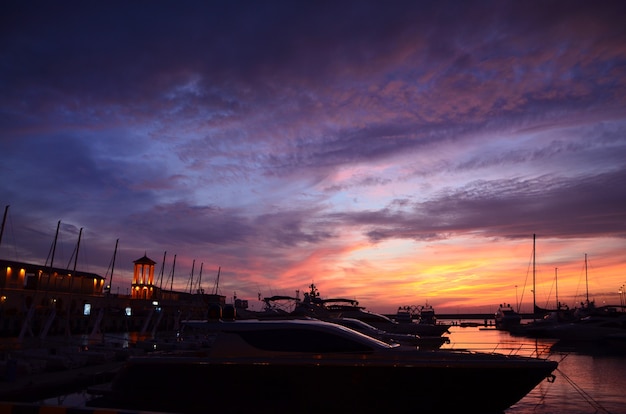 Prachtige zonsondergang aan zee in de haven