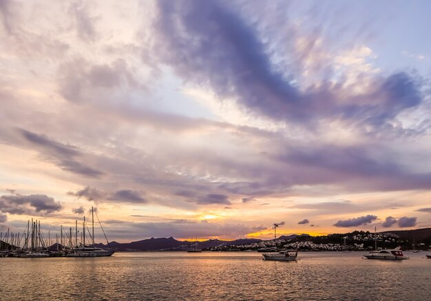 Prachtige zonsondergang aan zee met eilanden, bergen en jachten Kustnatuurconcept