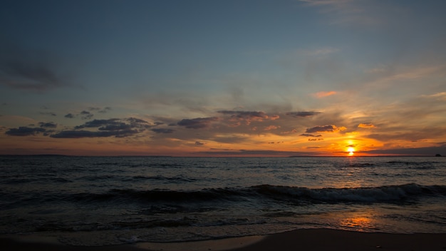 Prachtige zonsondergang aan zee oranje zonsondergang