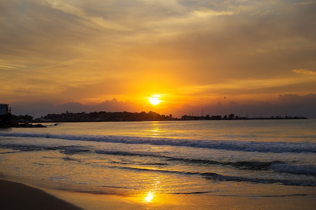 Prachtige zonsondergang aan zee