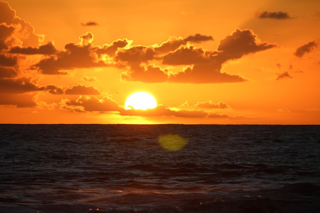 Prachtige zonsondergang aan zee