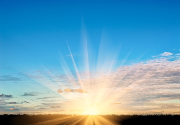 Prachtige zonsondergang bewolkte hemel doordringende stralen van de zon