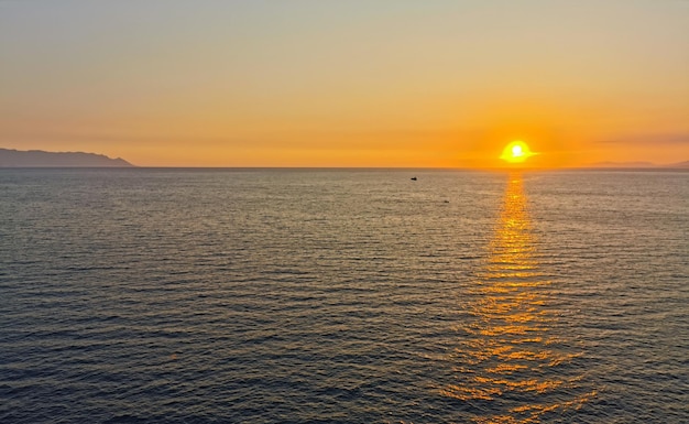 Prachtige zonsondergang boven de Egeïsche Zee