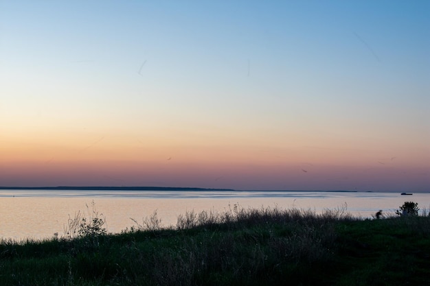 Prachtige zonsondergang boven de rivier in de zomer