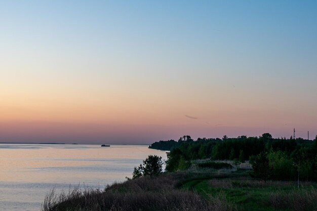 Prachtige zonsondergang boven de rivier in de zomer