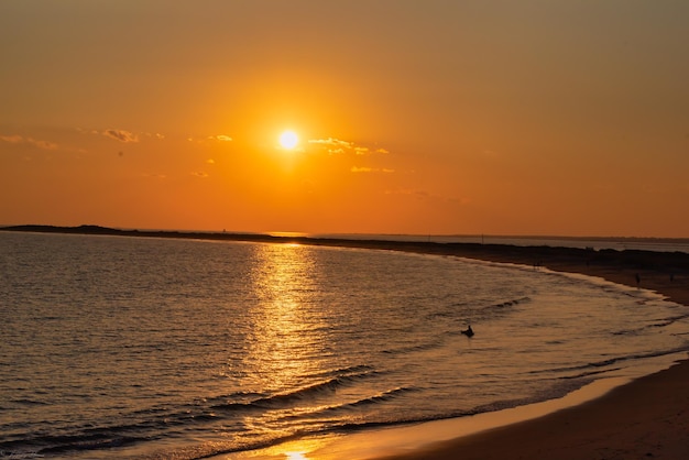 Prachtige zonsondergang boven de zee Napatree Point Conservation Area Westerly Rhode Island