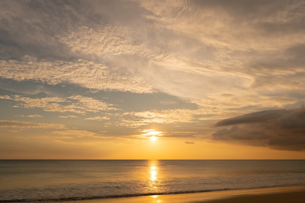 Prachtige zonsondergang boven de zee Natuur- en reisconcept