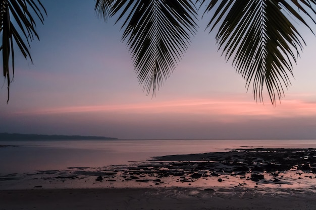 Prachtige zonsondergang boven de zee van Thailand. ochtendtij van de zee