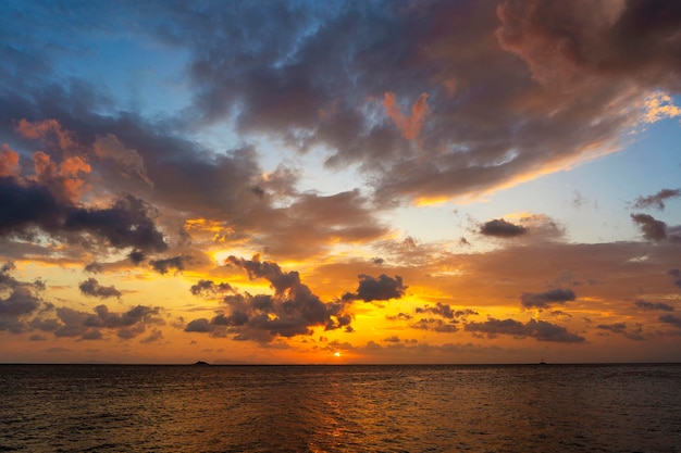 Prachtige zonsondergang boven de zee Zomervakantie concept Thailand