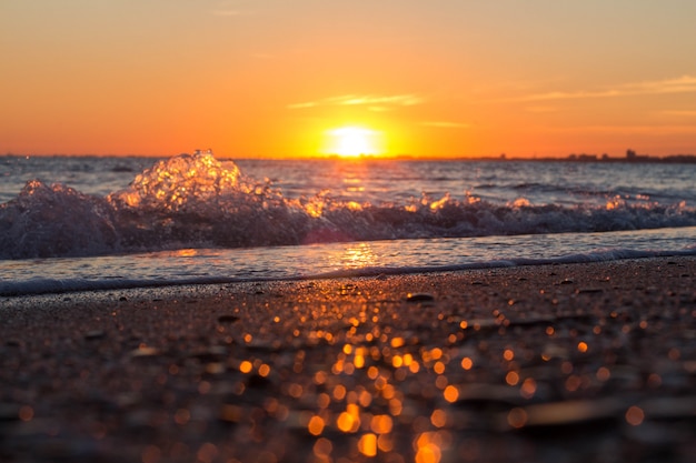 Prachtige zonsondergang boven de zee