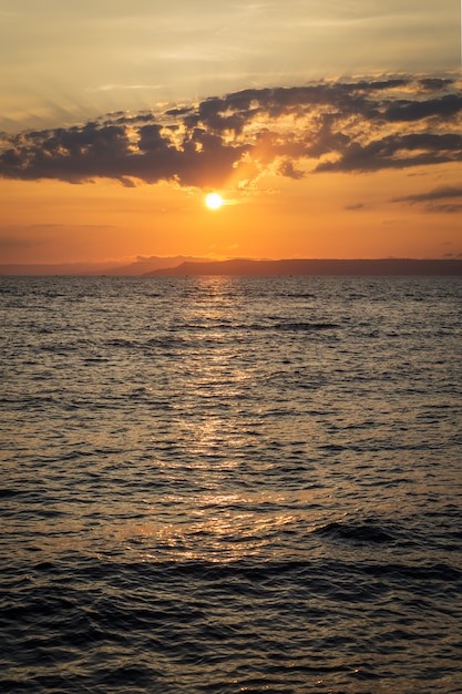 Prachtige zonsondergang boven de zee