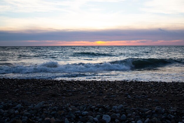 Prachtige zonsondergang boven de zee