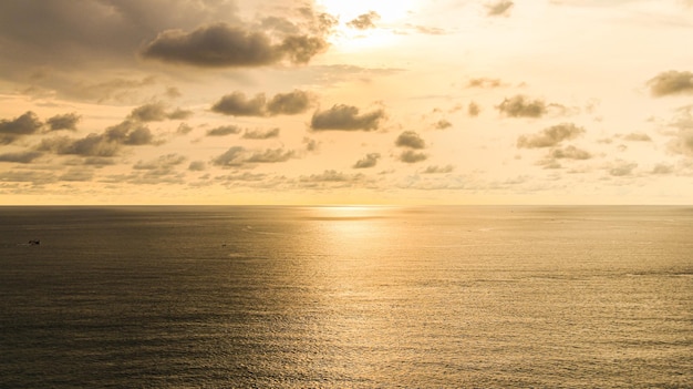 Prachtige zonsondergang boven de zee