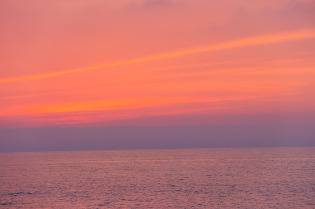 Prachtige zonsondergang boven de Zwarte Zee