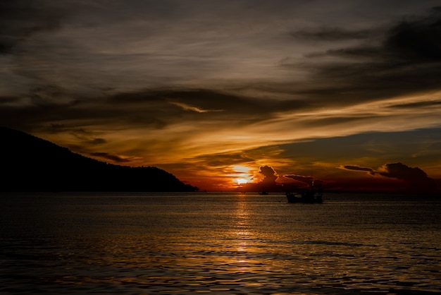Prachtige zonsondergang en een boot op zee