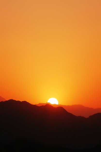 Prachtige zonsondergang in de bergen van Iran Torens van stilte Yazd Copy space