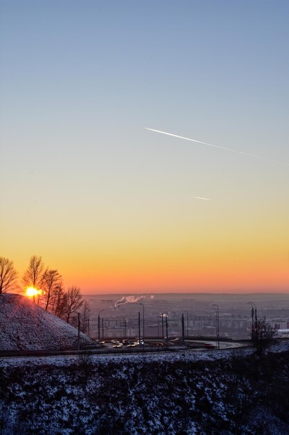 Prachtige zonsondergang in de stad Nizjni Novgorod