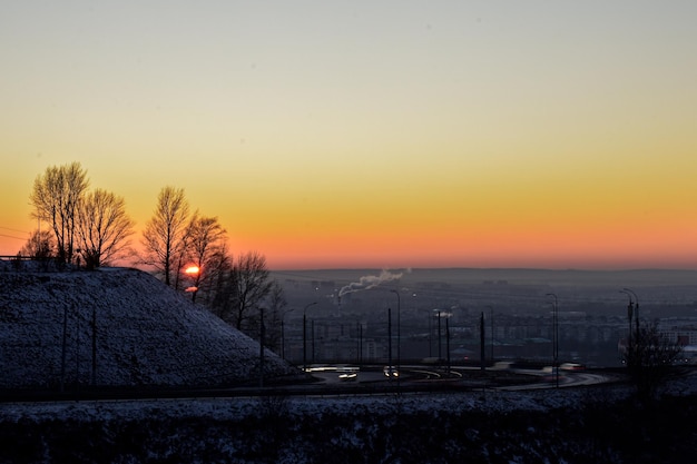 Prachtige zonsondergang in de stad Nizjni Novgorod