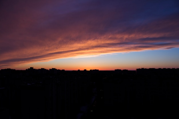 Prachtige zonsondergang in de stad vanille