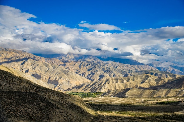 Prachtige zonsondergang in de woestijn van Tibetaans beïnvloede Upper Mustang in de Himalaya van Nepal