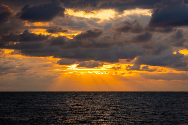 Prachtige zonsondergang in de Zwarte Zee, Poti, Georgië. Landschap