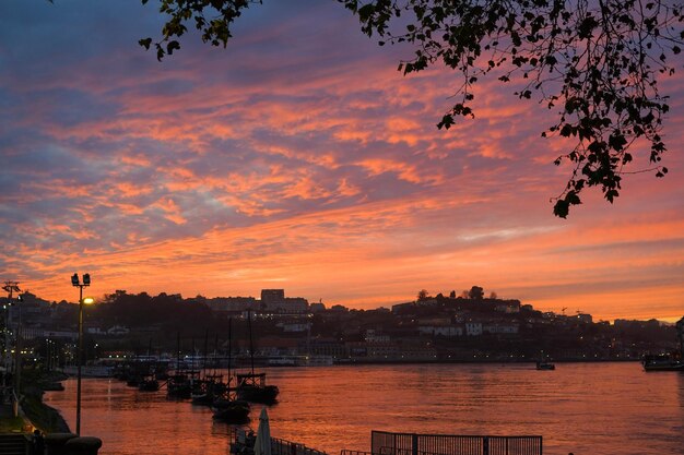 Prachtige zonsondergang in een Europees vissersdorp.