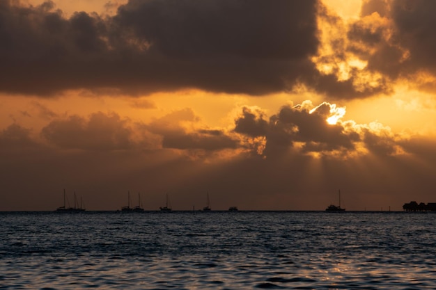 Prachtige zonsondergang in Frans-Polynesië