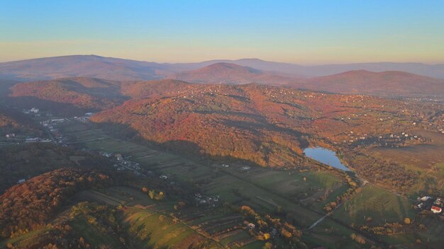 Prachtige zonsondergang in het onderstaande panoramavalleimeer met bergen