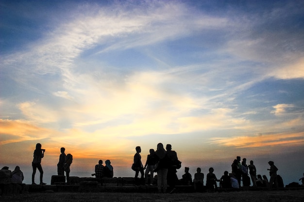 Prachtige zonsondergang in jogja met mensen achtergrond