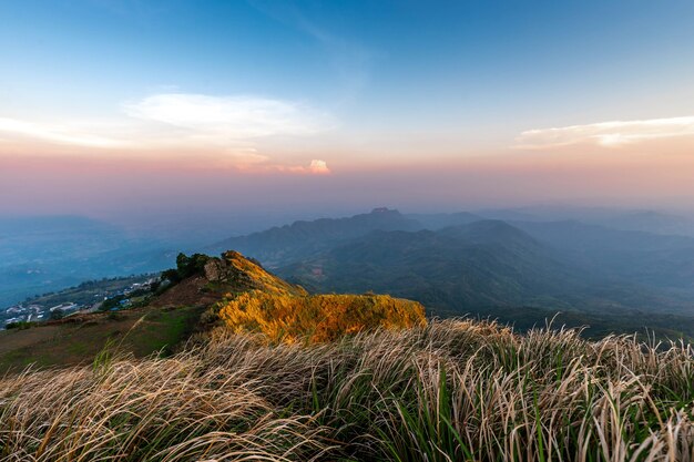 prachtige zonsondergang landschap berg Thailand