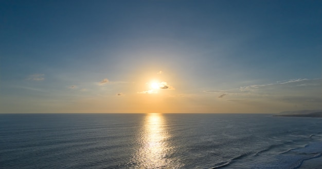 Prachtige zonsondergang luchtfoto geschoten over de oceaan