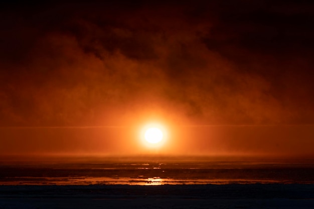 Prachtige zonsondergang met mist in arctische zee