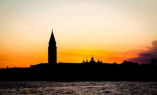 Prachtige zonsondergang met schone lucht voor copyspace in Venetië, Italië