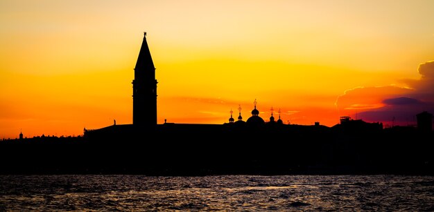 Prachtige zonsondergang met schone lucht voor copyspace in Venetië, Italië