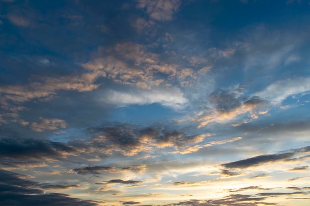 Prachtige zonsondergang met verlichte roze wolken tegen een blauwe lucht