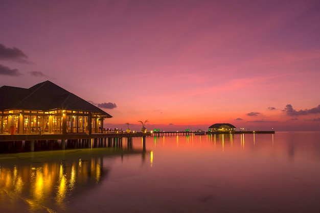 Prachtige zonsondergang op de Malediven met kleurrijke reflecties