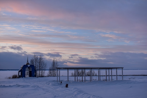 Prachtige zonsondergang op de Wolga in de winter