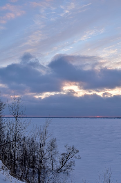 Prachtige zonsondergang op de wolga in de winter