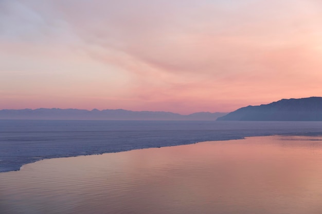 Prachtige zonsondergang op het bevroren winterlandschap van het Baikalmeer