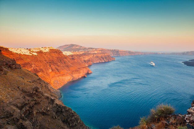 Prachtige zonsondergang op het eiland Santorini, Griekenland. Beroemde reisbestemming. Zomerlandschap, zeezicht