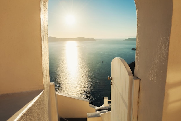 Prachtige zonsondergang op het eiland Santorini, Griekenland. Zeezicht. Reizen en vakantie