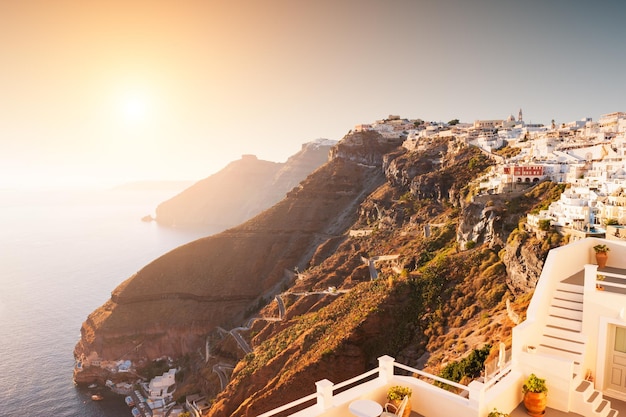 Prachtige zonsondergang op het eiland Santorini, Griekenland. Zomerlandschap met uitzicht op zee